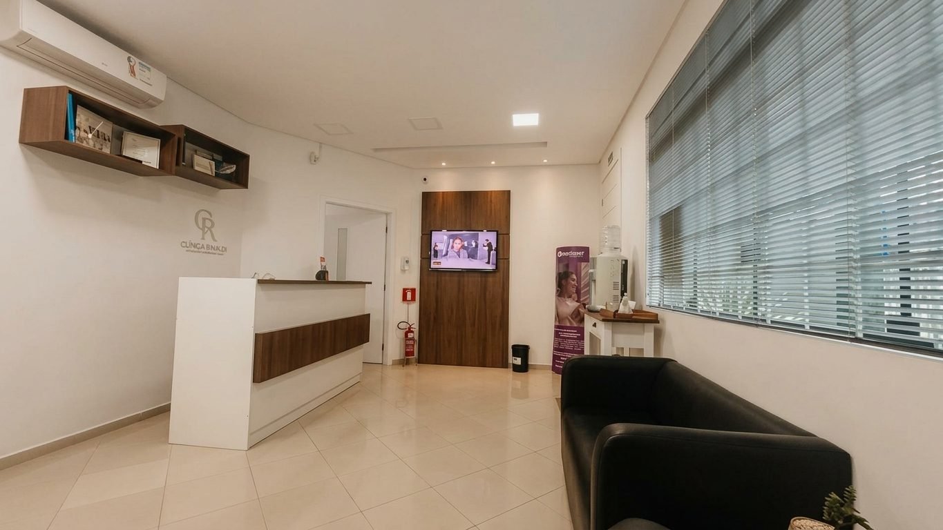 Sala de espera da Clínica Rinaldi com TV e poltronas